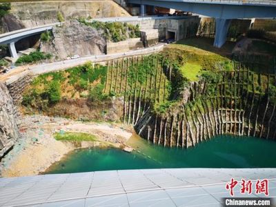 废弃矿坑“新生”出“冰雪世界” 长沙迎旅游新地标